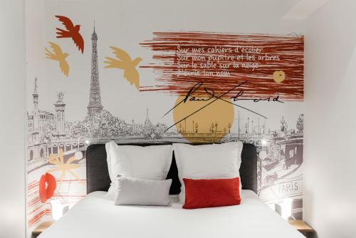 - une chambre avec un lit orné d'une fresque murale représentant la tour Eiffel dans l'établissement SUITE ELUARD au cœur de la Rive Gauche, neuf, design, 2-4 personnes, à Paris