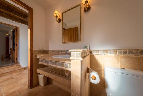 Vonios kambarys apgyvendinimo įstaigoje Villa Can Petrus, con piscina y wifi gratis