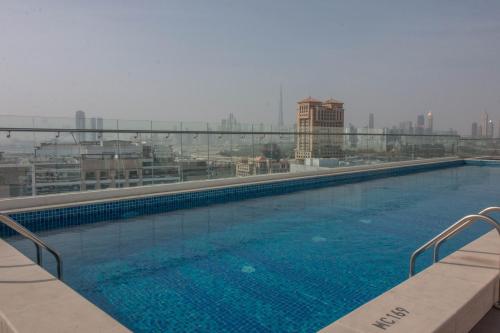 Bazén v ubytování Cozy 1BR Apart With Pool And Gym 10mins Away By drive to DXB Airport nebo v jeho okolí