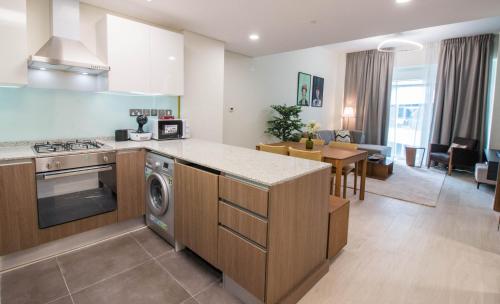 Kuchyň nebo kuchyňský kout v ubytování Cozy 1BR Apart With Pool And Gym 10mins Away By drive to DXB Airport