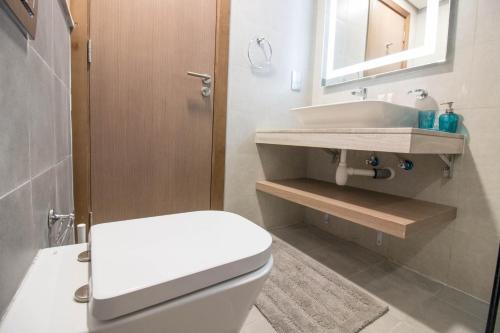 Bathroom sa In Healthcare City, Newly Furnished, 1BR Azizi Aliyah