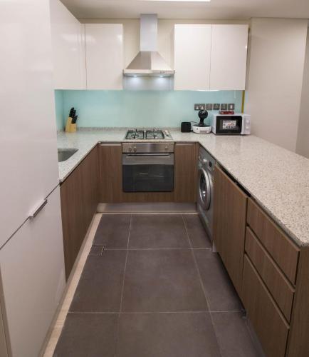 Kuchyň nebo kuchyňský kout v ubytování Cozy 1BR Apart With Pool And Gym 10mins Away By drive to DXB Airport