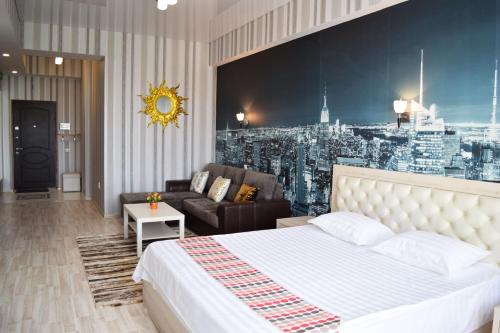 ein Hotelzimmer mit einem Bett und einem Sofa in der Unterkunft Studio boutique apartment in Bischkek