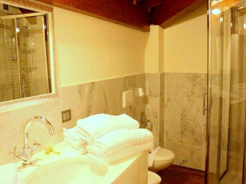 Bathroom sa Brand new and elegant residence on Lake Maggiore