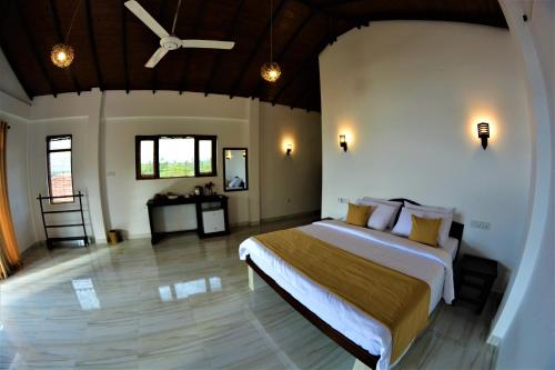 Rúm í herbergi á Ashansa Lagoon Resort