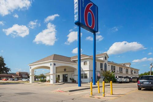 a no parking sign in front of a building at Motel 6 Dallas – Irving DFW Airport South in Irving