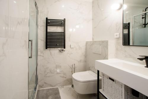 une salle de bain avec toilettes, lavabo et douche dans l'établissement SUITE SARTRE : au cœur de la Rive Gauche, neuf, design, 2/4 personnes, à Paris