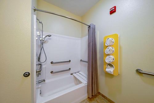 Een badkamer bij Motel 6-Rhome, TX