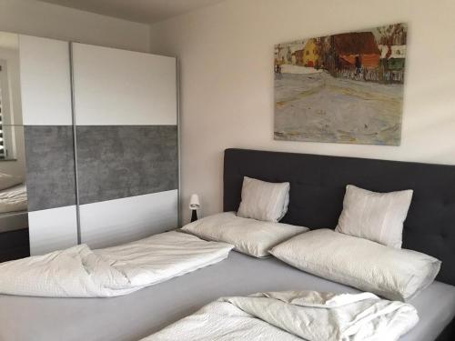 a bedroom with two beds and a painting on the wall at SONNSTEIN APARTMENT in Altmünster