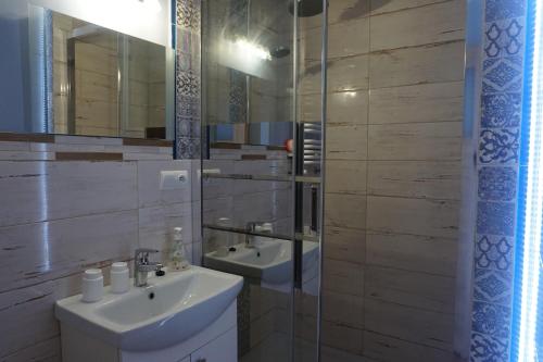 bagno con lavandino e doccia in vetro di Dom nad Bobrem Agatowe Kamyki a Wleń