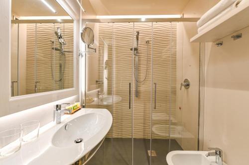 Ett badrum på Hotel Liliana Diano Marina
