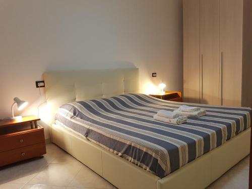 キオッジャにあるPalazzo Riva Mareのベッドルーム1室(ベッド1台、タオル2枚付)