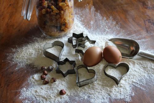 a table with hearts and eggs and a jar of nuts at La Chambre de Marie in Bouxwiller