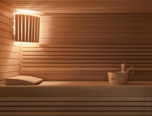 um quarto com uma sauna com um banco e uma luz em Okko Hotels Paris Porte De Versailles em Paris