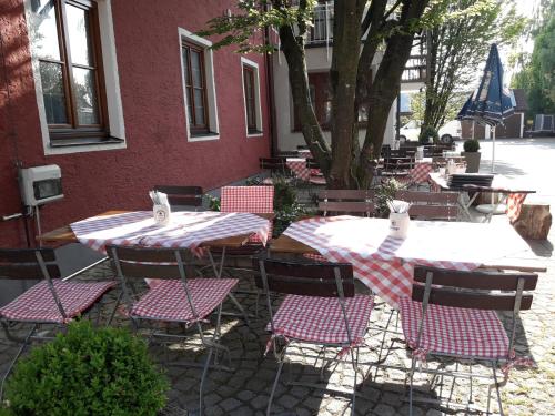 Un restaurante o sitio para comer en Hotel Falk