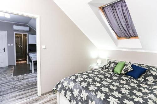 Ένα ή περισσότερα κρεβάτια σε δωμάτιο στο GÁRDI APARTMAN
