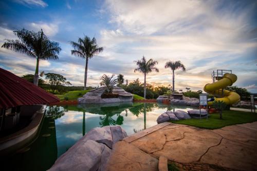 uma piscina com escorrega num resort em Hotel Thermas Bonsucesso em Jataí
