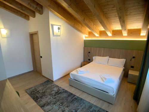 Un pat sau paturi într-o cameră la Appartamenti Passuello Padola - Verde