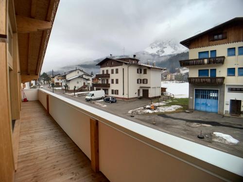 a balcony with a view of a street with buildings at Appartamenti Passuello Padola - Verde in Padola