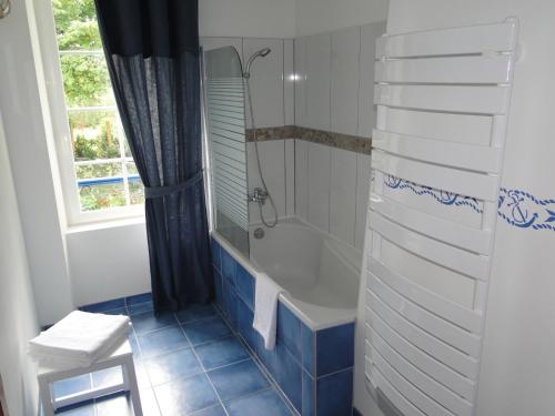 Das Bad ist mit einer Dusche und einer Badewanne ausgestattet. in der Unterkunft Chambre d'Hôtes L'Airial in Liposthey