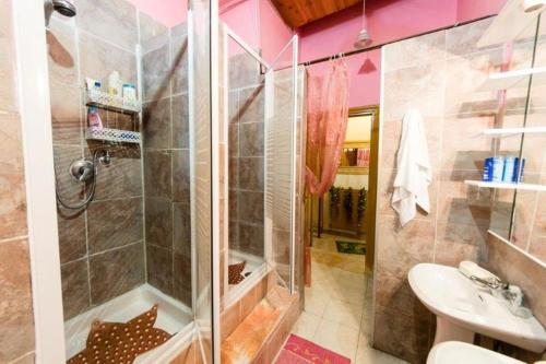y baño con ducha y lavamanos. en SUNSHINE HOSTEL en Roma