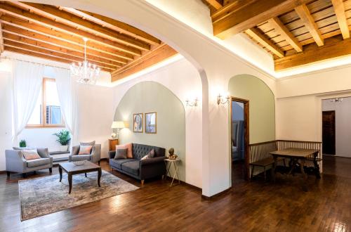 Historic center Palace - Huge 4 bedrooms Santa Croce apartment - By LikeHomeFlorence