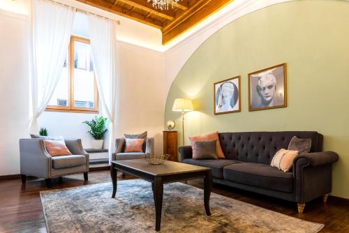 Historic center Palace - Huge 4 bedrooms Santa Croce apartment - By LikeHomeFlorence