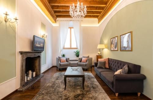 Historic center Palace - Huge 4 bedrooms Santa Croce apartment - By LikeHomeFlorence