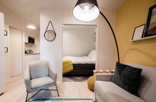 巴黎的住宿－SUITE DESNOS : au cœur de la Rive Gauche, neuf, design, 2 personnes，客厅配有沙发、椅子和镜子
