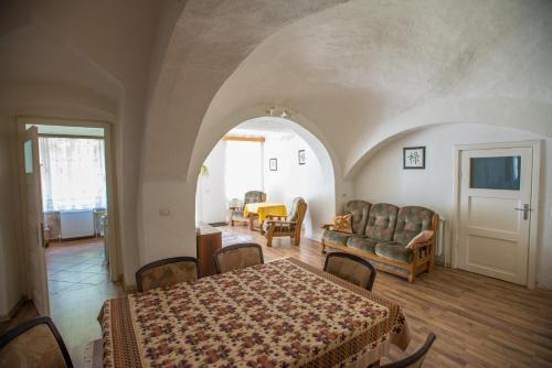 a living room with a table and a couch at Gästehaus Fogarasch in Făgăraş