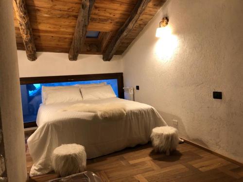 a bedroom with a bed with two pom poms on the floor at Chalet Morge in La Salle