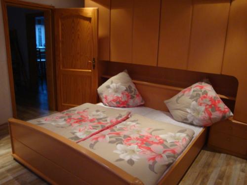 Кровать или кровати в номере Ferienwohnung - Waldwichtel