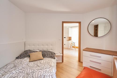 Postel nebo postele na pokoji v ubytování Cozy Apartment in the heart of Kranjska Gora