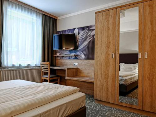 Llit o llits en una habitació de Gasthof Schlossberghof