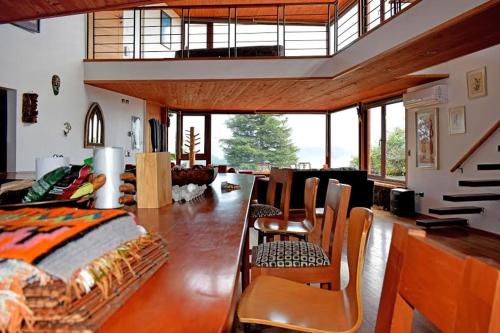 um quarto com uma cama, uma mesa e cadeiras em Samadhi Lodge Pingueral em Dichato