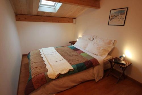 a bedroom with a large bed with a window at Henriette, villa de charme entre plage et marché in La Brée-les-Bains