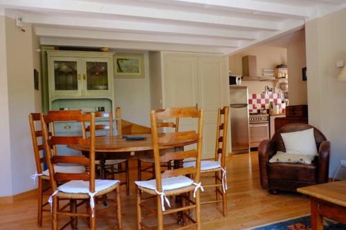 une cuisine et une salle à manger avec une table et des chaises dans l'établissement Henriette, villa de charme entre plage et marché, à La Brée-les-Bains