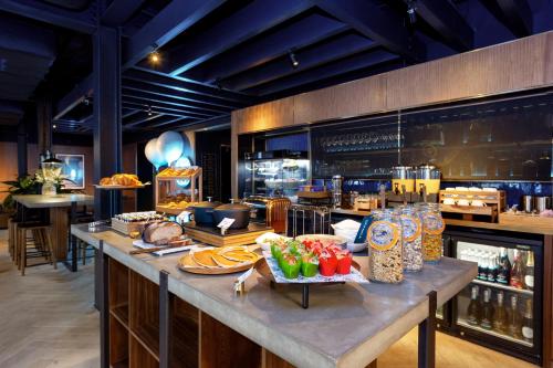 Un restaurante con un mostrador con comida. en Wilde Aparthotels Edinburgh Grassmarket, en Edimburgo