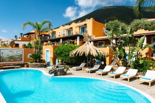 un complexe avec une piscine et un bâtiment dans l'établissement Hotel Mamma Santina, à Santa Marina Salina