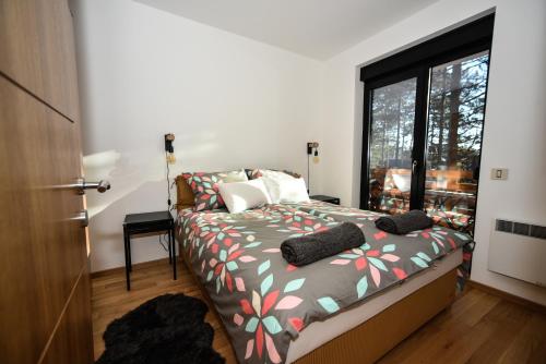 sypialnia z łóżkiem i oknem w obiekcie Apartman Nebo w mieście Zlatibor