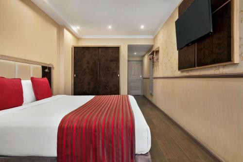 Телевизор и/или развлекательный центр в Ramada by Wyndham Bishkek Centre