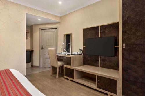 Телевизор и/или развлекательный центр в Ramada by Wyndham Bishkek Centre