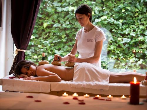 a woman is giving a man a massage at Regiohotel Manfredi in Manfredonia