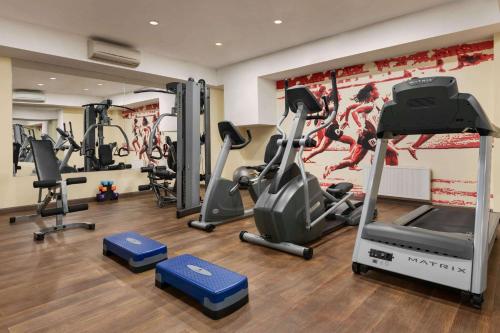 Фитнес-центр и/или тренажеры в Ramada by Wyndham Bishkek Centre