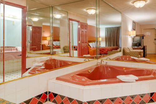 Salle de bains dans l'établissement Econo Lodge
