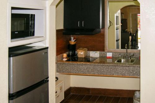 Kjøkken eller kjøkkenkrok på Econo Lodge Inn & Suites West - Energy Corridor