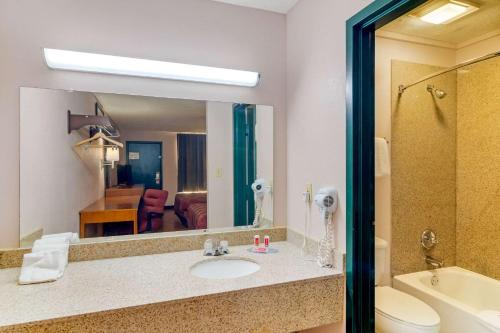 Ванная комната в Econo Lodge