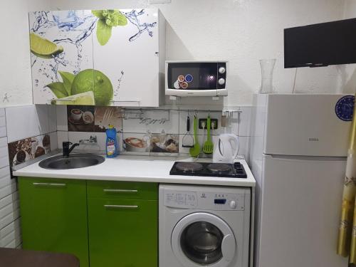 Een keuken of kitchenette bij Октябрьская 52