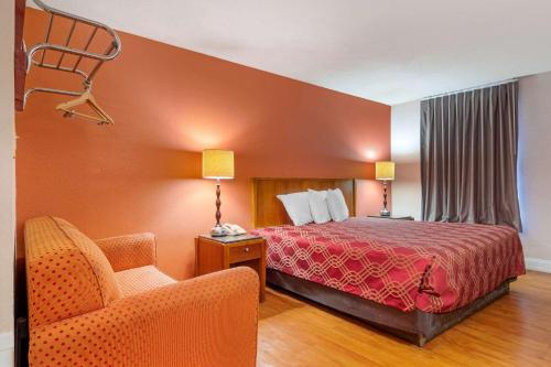 Кровать или кровати в номере Econo Lodge