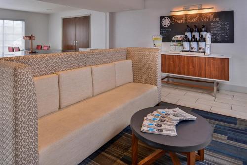 Χώρος καθιστικού στο Holiday Inn Express Westley by IHG